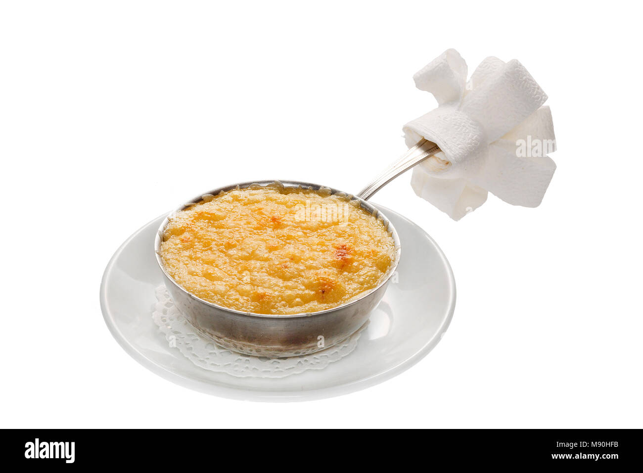 Französische Küche isoliert mit Käse überbacken Cocotte Stockfoto