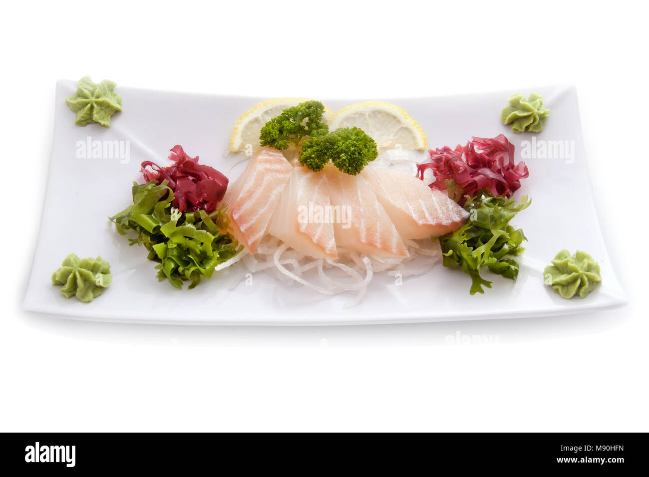 Schneiden von rohem Fisch Salat Wasabi isoliert Stockfoto