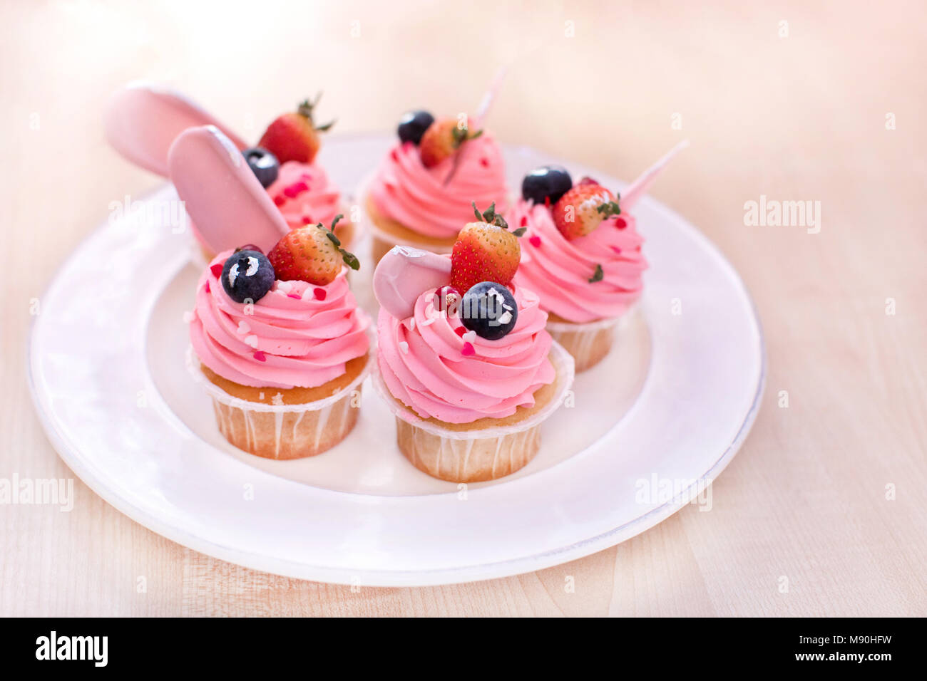 Leckere Muffins mit Beeren serviert. Stockfoto