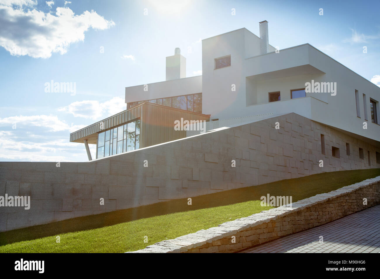 Modernes Gebäude im sonnigen Tag Stockfoto Modernes Gebäude im sonnigen Tag Stockfoto