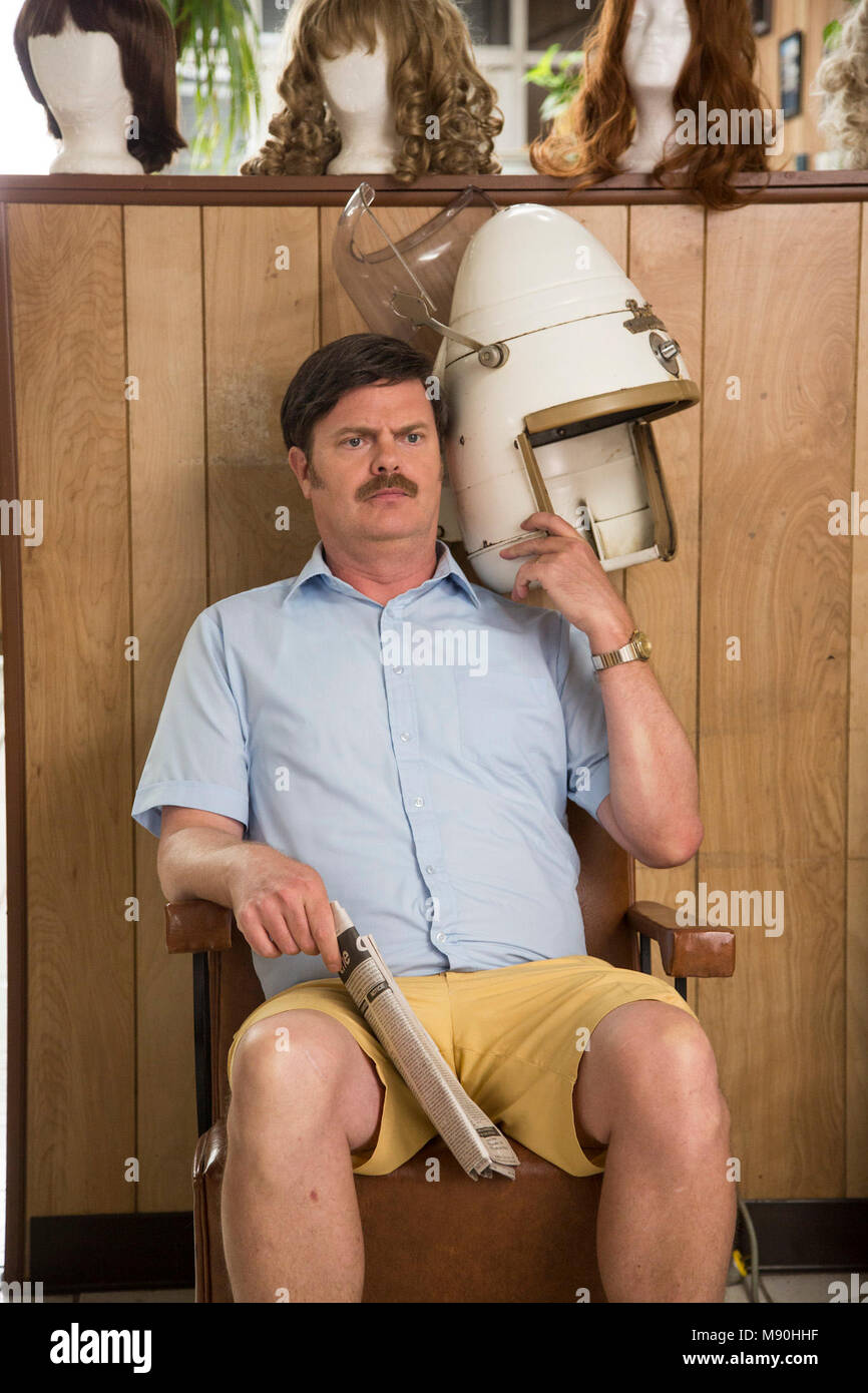 Erscheinungsdatum: Dezember 15, 2017 TITEL: Permanente STUDIO: Magnolia Pictures REGISSEUR: Colette Burson PLOT: Permanente ist eine Komödie über schlechtes Haar, Adoleszenz und sozial unbeholfen Familienmitglieder. Es handelt sich um Leben - Ändern von bleibenden Karten und schlecht gemacht Toupets. Hindernisse für das tägliche Überleben ergeben. In den Hauptrollen: Rainn Wilson als Jim Dickson. (Bild: © Magnolia Bilder/Unterhaltung Bilder) Stockfoto