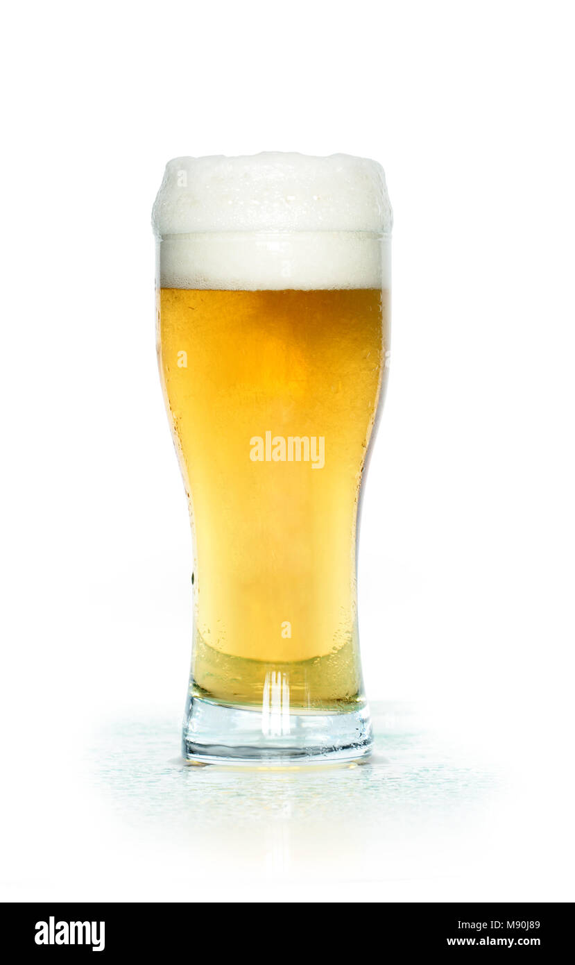 Ein Glas helles Bier auf weißem Hintergrund mit Freistellungspfad isoliert Stockfoto