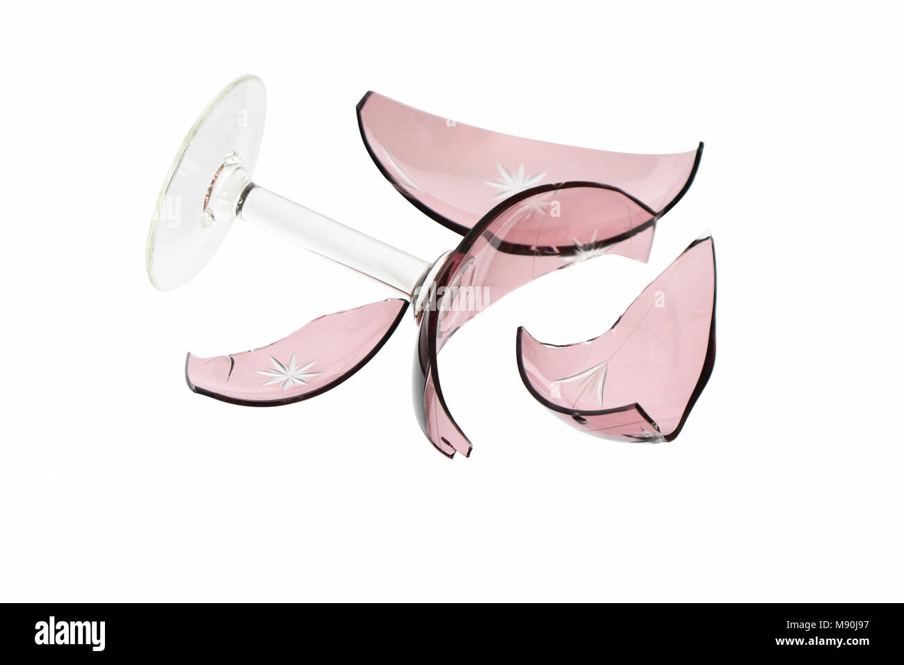 Schönes Glas zerbrochen Vase mit Fragmente auf weißem Hintergrund mit Freistellungspfad isoliert Stockfoto