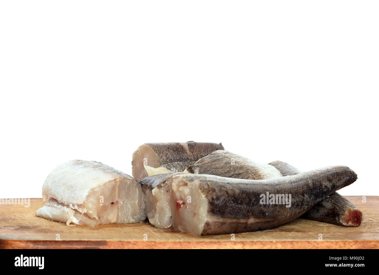 Geschnittenem rohen Fisch liegen auf Holz Schneidebrett. Auf weißem Hintergrund mit Freistellungspfad isoliert Stockfoto