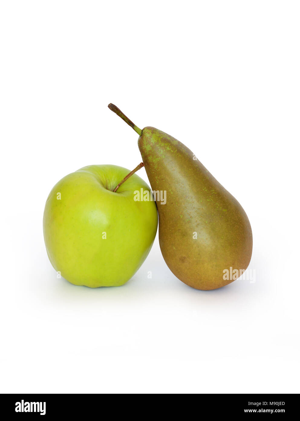 Grüner Apfel und Birne auf weißem Hintergrund mit Freistellungspfad isoliert Stockfoto