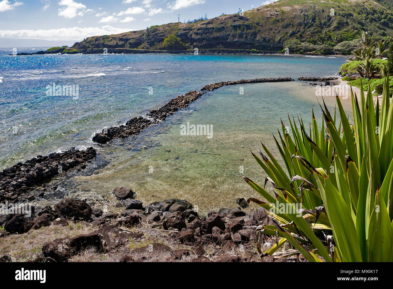Molokai hat viele gut erhaltene Hawaiian Fischteiche 20 Meilen entlang der South Shore, die meisten 700-800 Jahren erbaut wurden. Dieses auf der southea befindet. Stockfoto