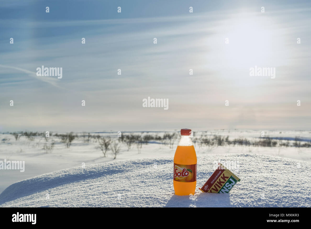 Solo und kvikk lunsj im Schnee, Ostern Mittagessen Stockfoto