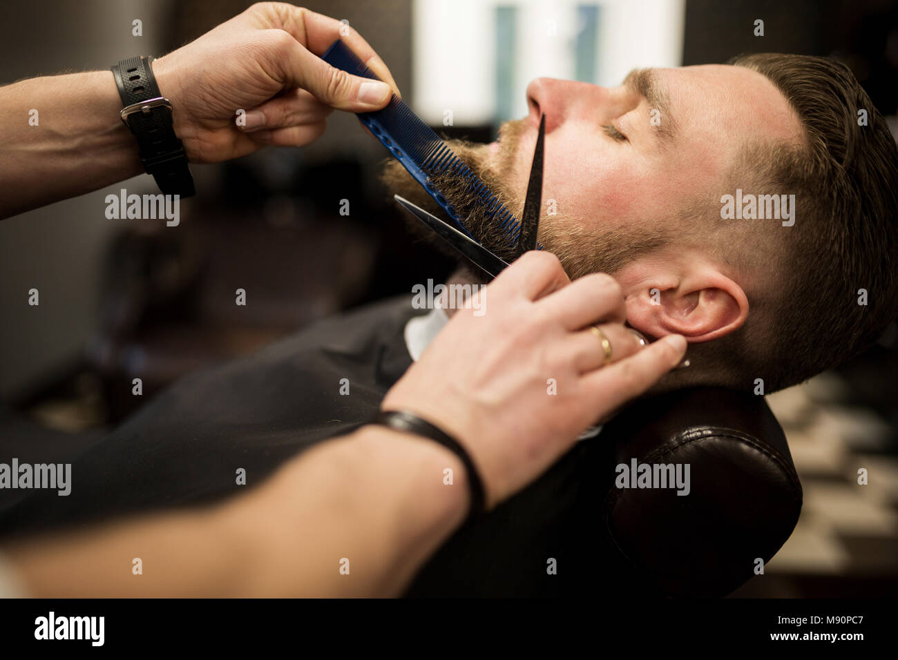 Profil Portrait des jungen Mannes mit Bart bei Friseur Salon getrimmt Stockfoto