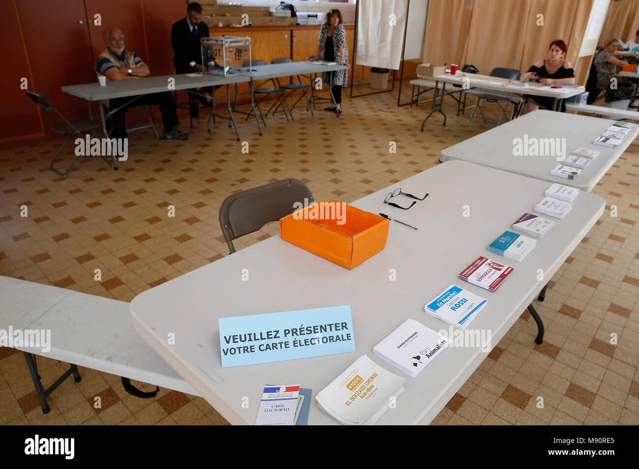 Wahllokal in Frankreich: Karte der Wähler und der Stimmzettel. Montrouge, Frankreich. Stockfoto