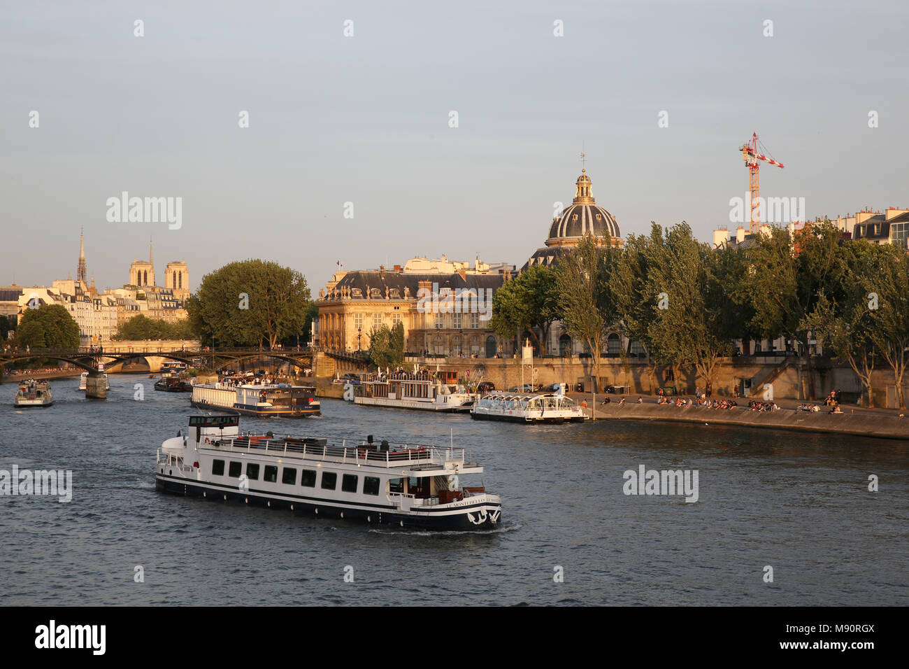 Touristische Bootsfahrt auf der Seine in Paris, Frankreich. Stockfoto