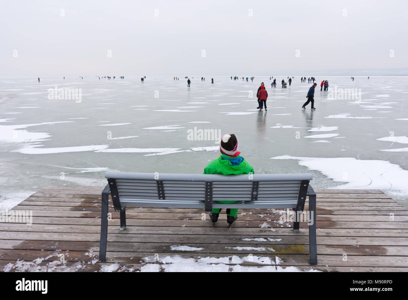 Eislaufen auf zugefrorenen Neusiedler See in Stumpf trüb und kalten