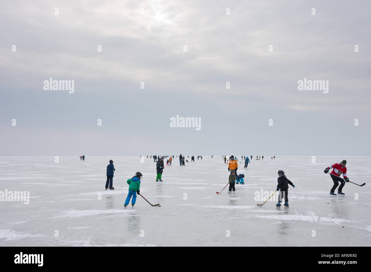 Eislaufen auf dem zugefrorenen Neusiedler See in Stumpf trübe und kalte  Winter Wetter Stockfotografie - Alamy
