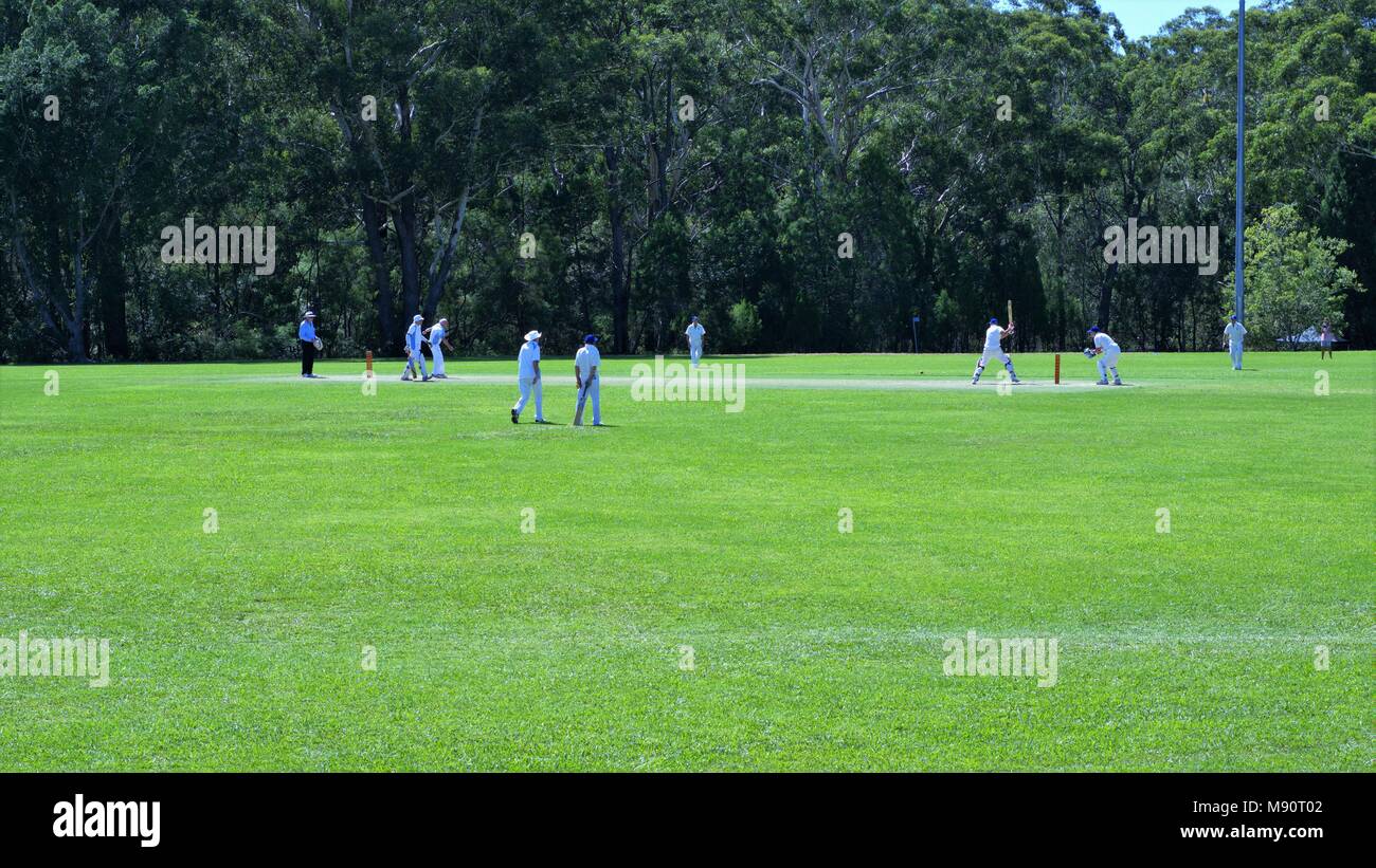 20 Mar 2018 datiert. Cricket Match auf Erde in Coffs Harbour, New South Wales, Australien gespielt. Weite Einstellung auf Nicht identifizierbare cricketers Kricket spielen Stockfoto