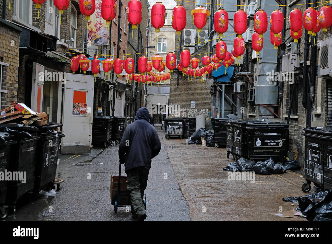 Lieferung in die Gassen von Chinatown in London Stockfoto