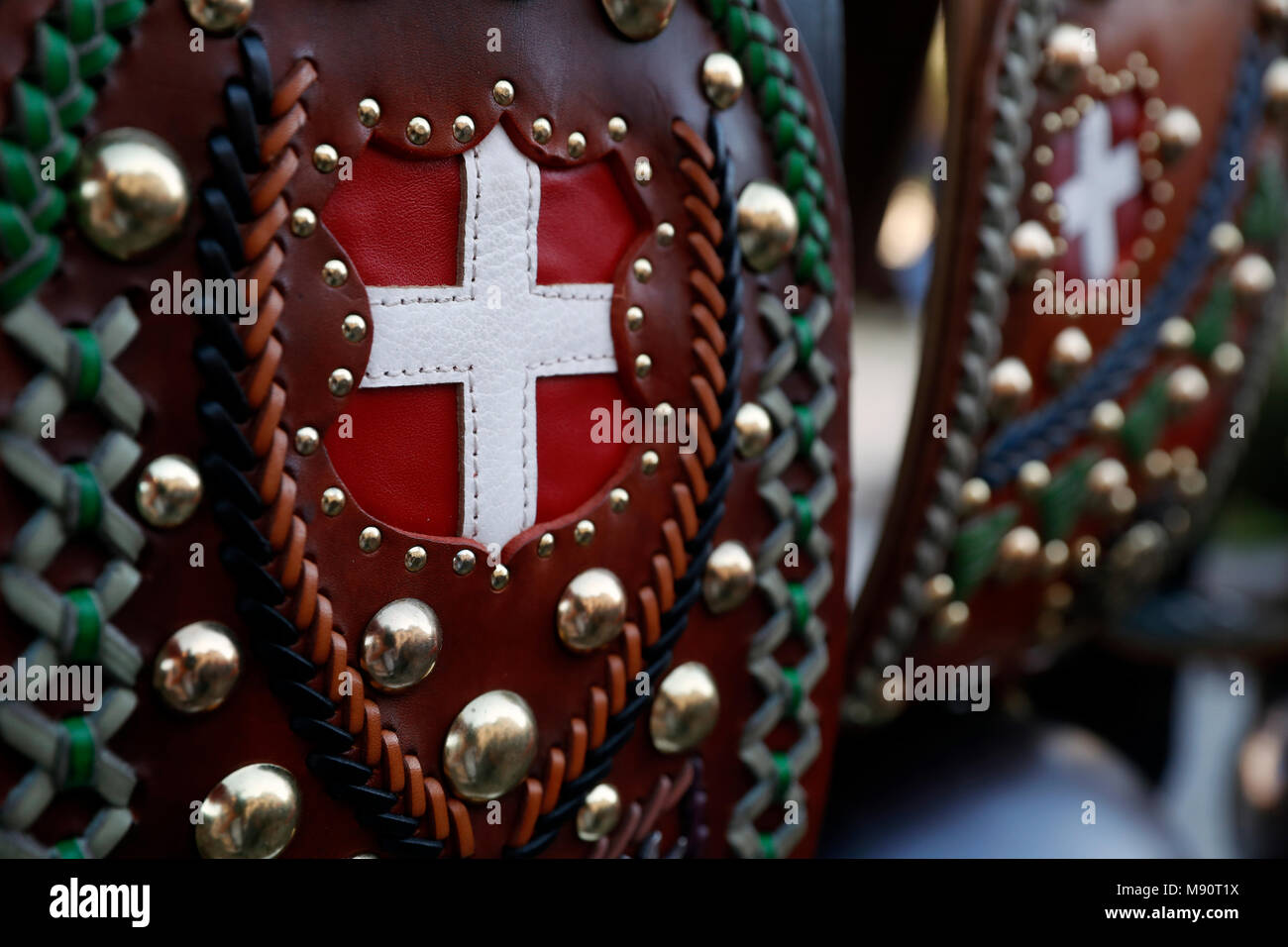Savoy Kreuz auf leatrher Kuh Glocke. Stockfoto