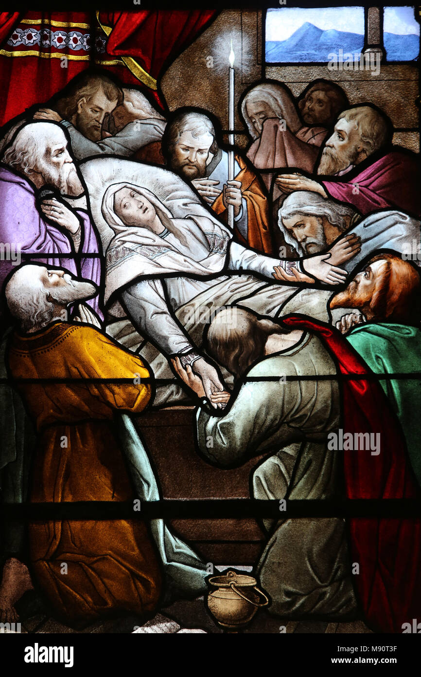 Saint Augustin Kirche, Deauville, Frankreich. Glasmalerei. Der Tod der Jungfrau Maria. Stockfoto