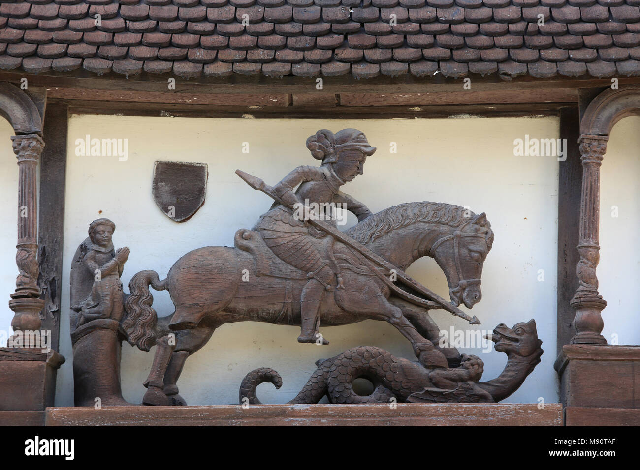 Kunst und Handwerk Dorf in Dives-sur-Mer, Frankreich. Architektonisches detail. St George slaying Dragon. Stockfoto
