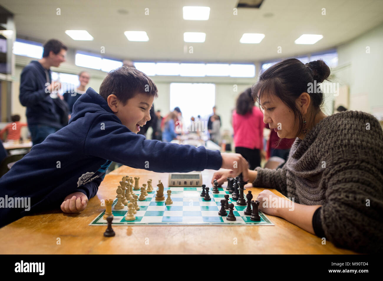 Mutter und Sohn Schach zu spielen. Frankreich. Stockfoto