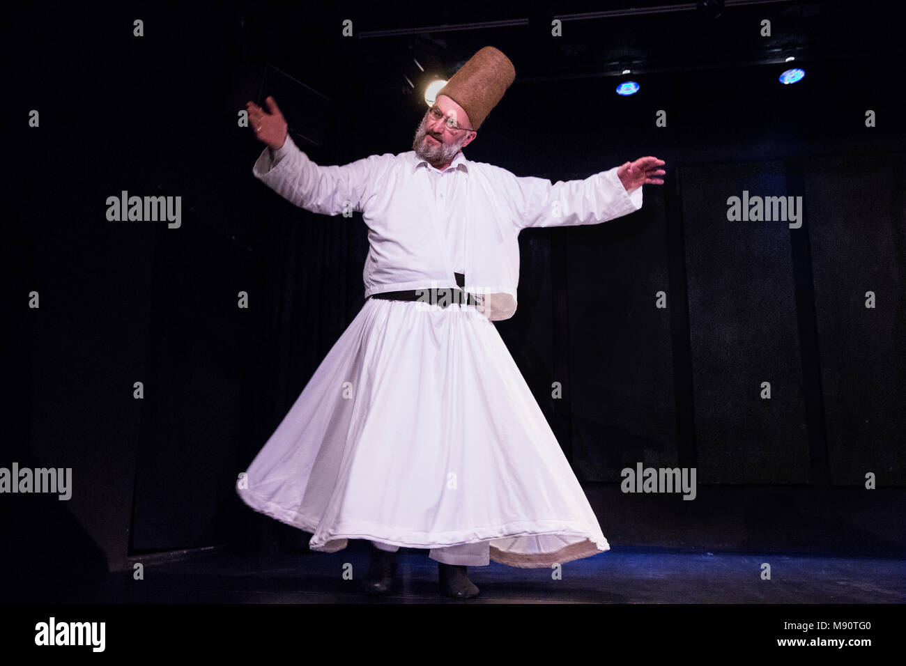 Sufi Whirling Dervish Omar in Paris, Frankreich. Stockfoto