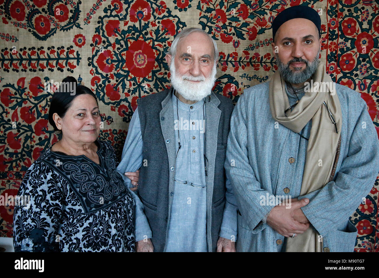 Sabrina & Roland Michaud mit Sufi Scheich Abdelhafid Benchouk. Stockfoto
