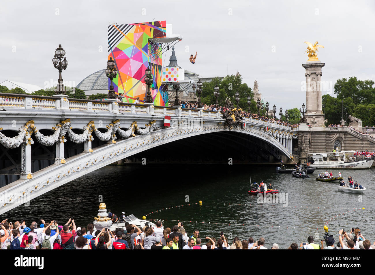 Taucher Tauchen von der Brücke Alexander III in Paris, Frankreich. Stockfoto