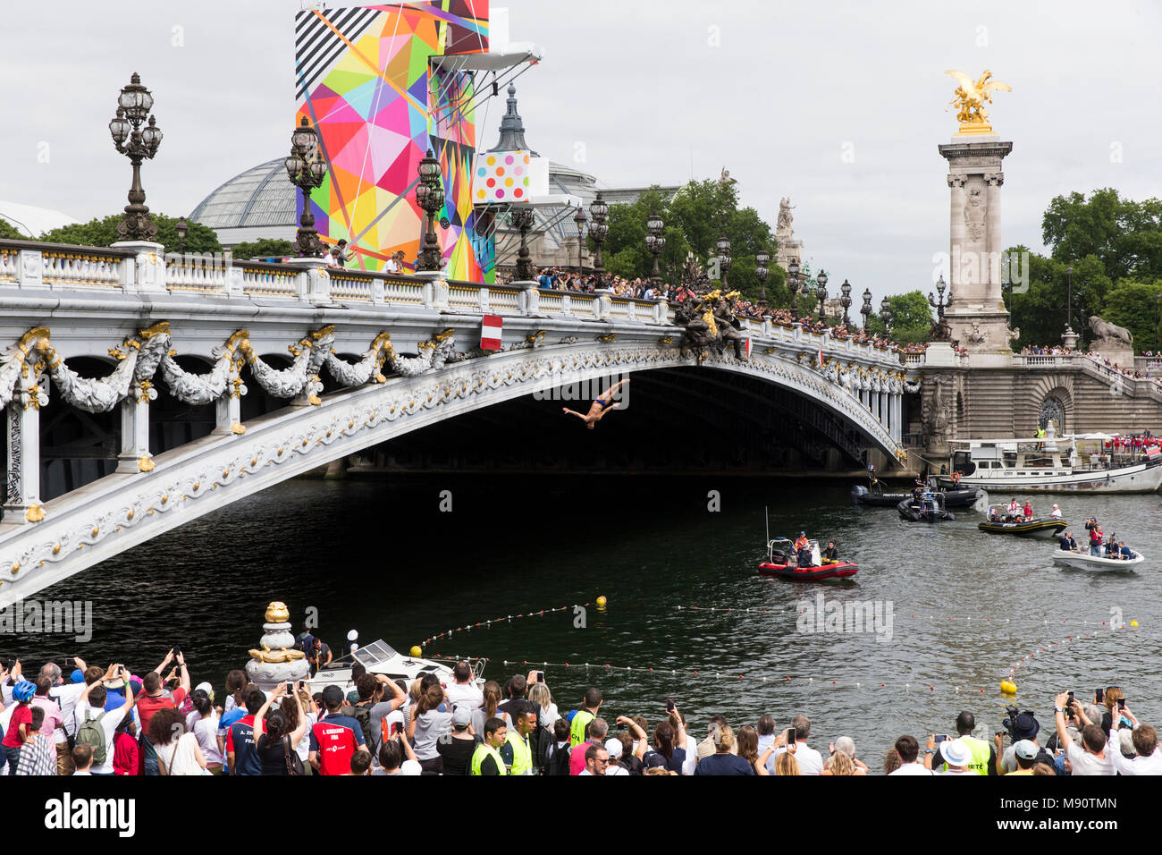 Taucher Tauchen von der Brücke Alexander III in Paris, Frankreich. Stockfoto