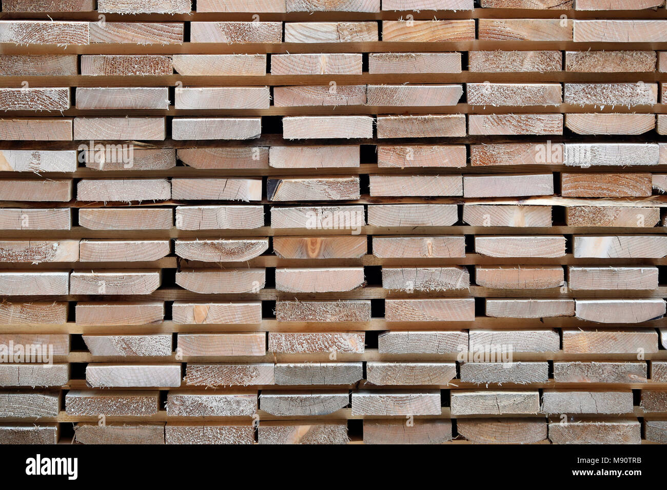 Haus im Bau. Close-up gestapelte Holz. Stockfoto