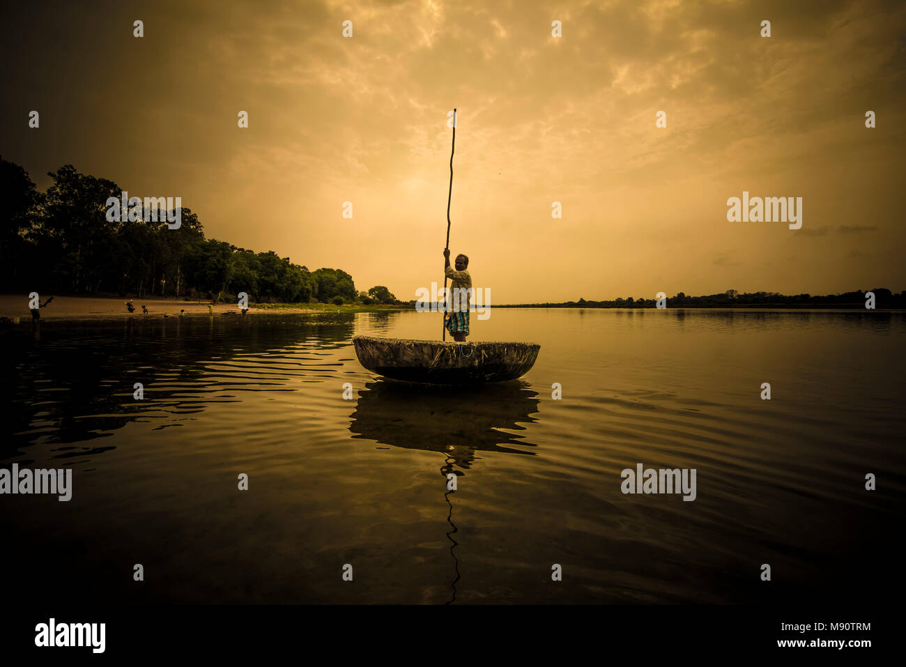 Ein fährmann mit seinem Boot auf einen angenehmen Abend Stockfoto