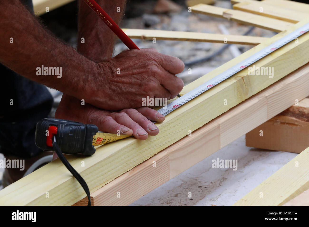 Haus im Bau. Zimmermann bei der Arbeit. Stockfoto