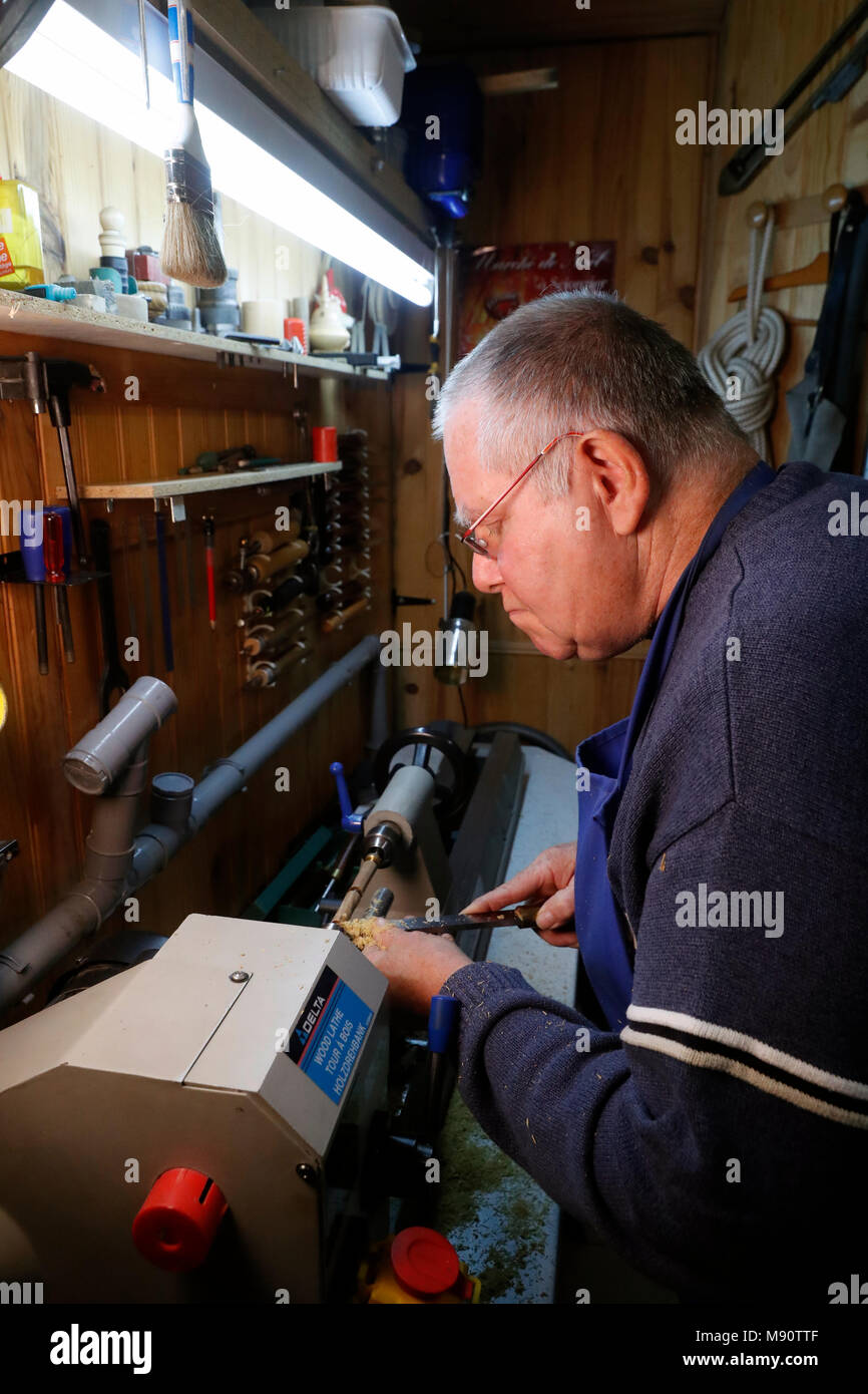 Mann bei der Arbeit auf einer Drehmaschine Stockfotografie Alamy