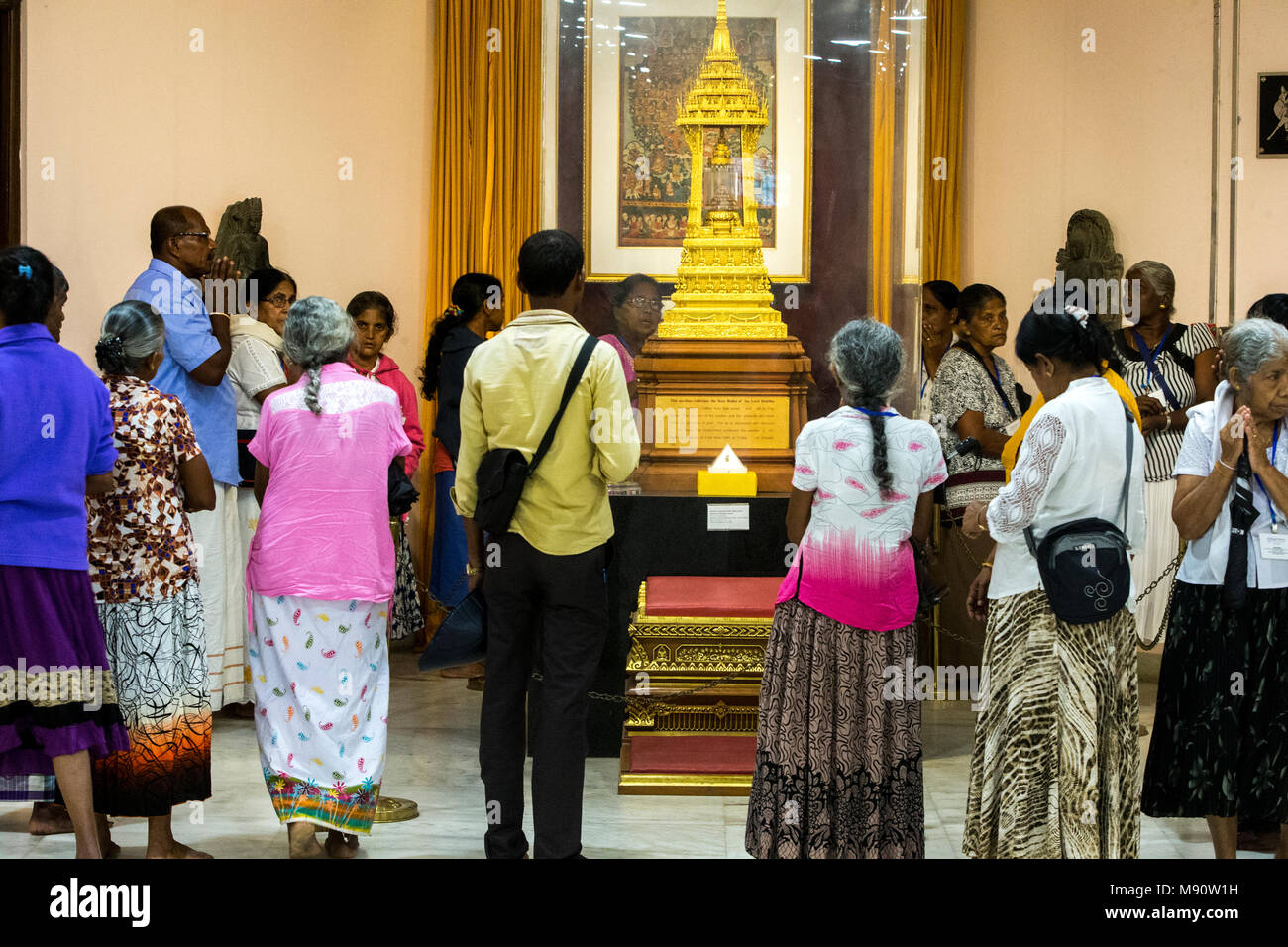 National Museum von Indien, Delhi. Buddhistischen Besucher vor einem reliquienschrein betend. Indien. Stockfoto