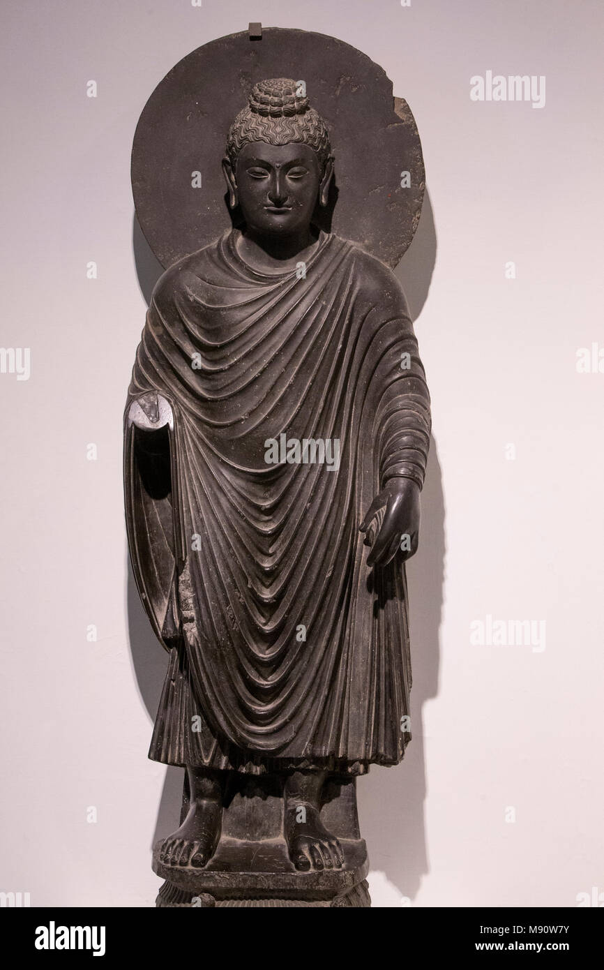 National Museum von Indien, Delhi. Stehender Buddha. Kuschana, 2. Jahrhundert n. Chr. Gandhara. Schiefer. Indien. Stockfoto