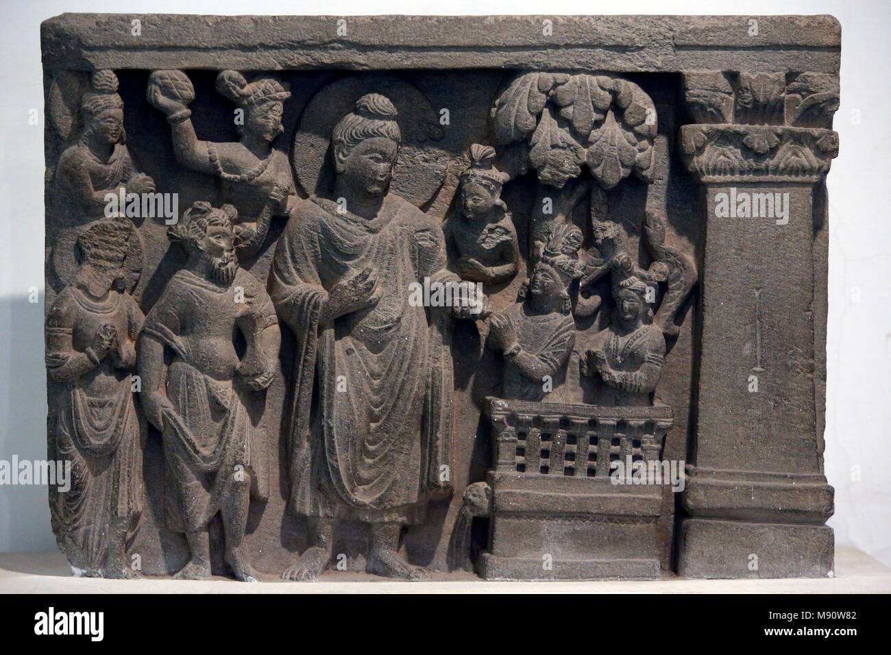 National Museum von Indien, Delhi. Buddha mit Naga-Kalika. Gandhara, 2. Jahrhundert n. Chr., Stein. Darlehen von der Mayo College Museum, Ajmer. Indien. Stockfoto