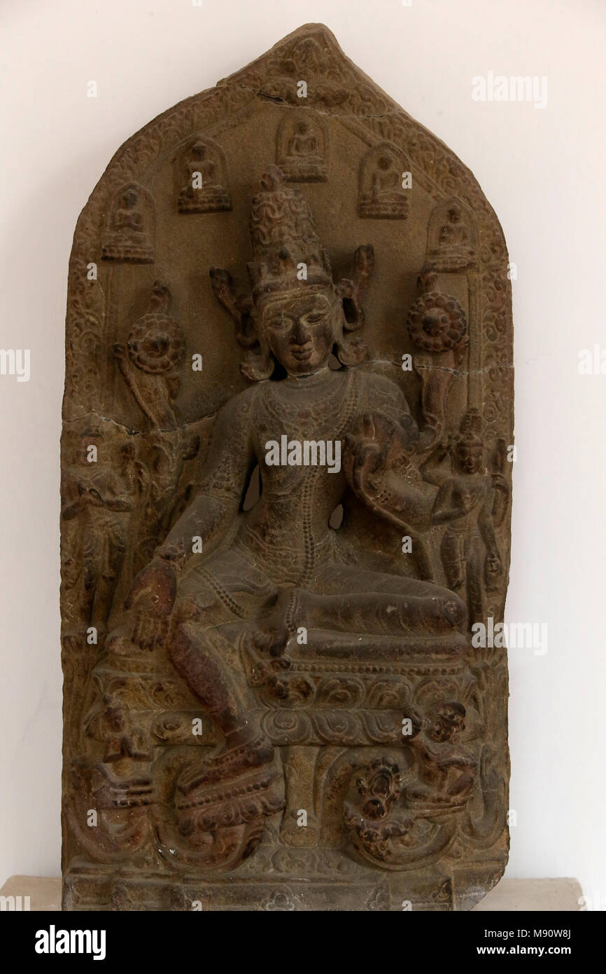 Delhi National Museum. Lokeshvara (Herr der Welt, eine Form des Bodhisatva Avalokiteshvara). Pala, 11. Jahrhundert n. Chr. Nalanda, Bihar. Stein. Indien. Stockfoto