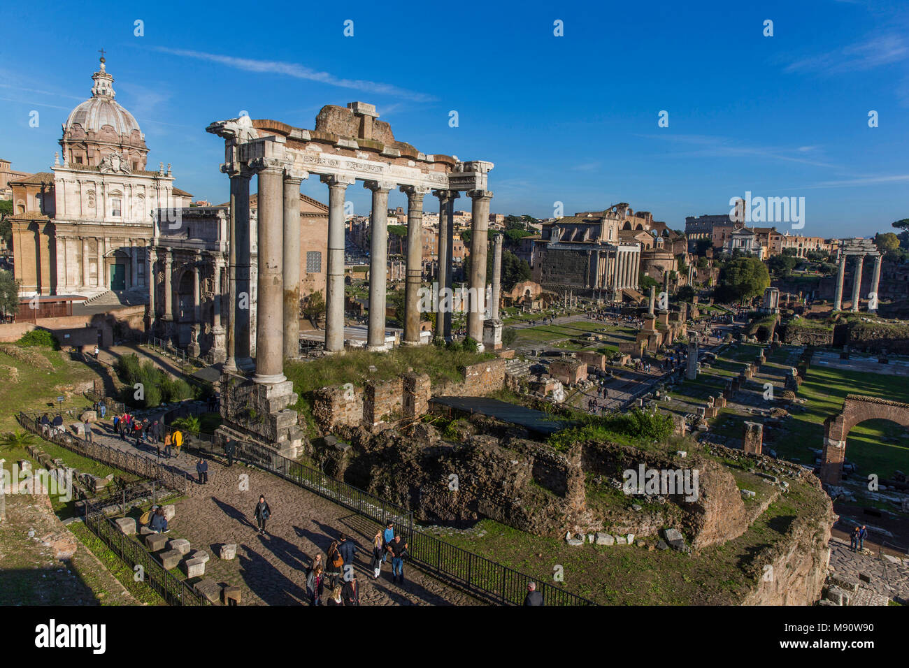 Forum Romanum, Rom, Italien. Tempel des Saturn. Stockfoto