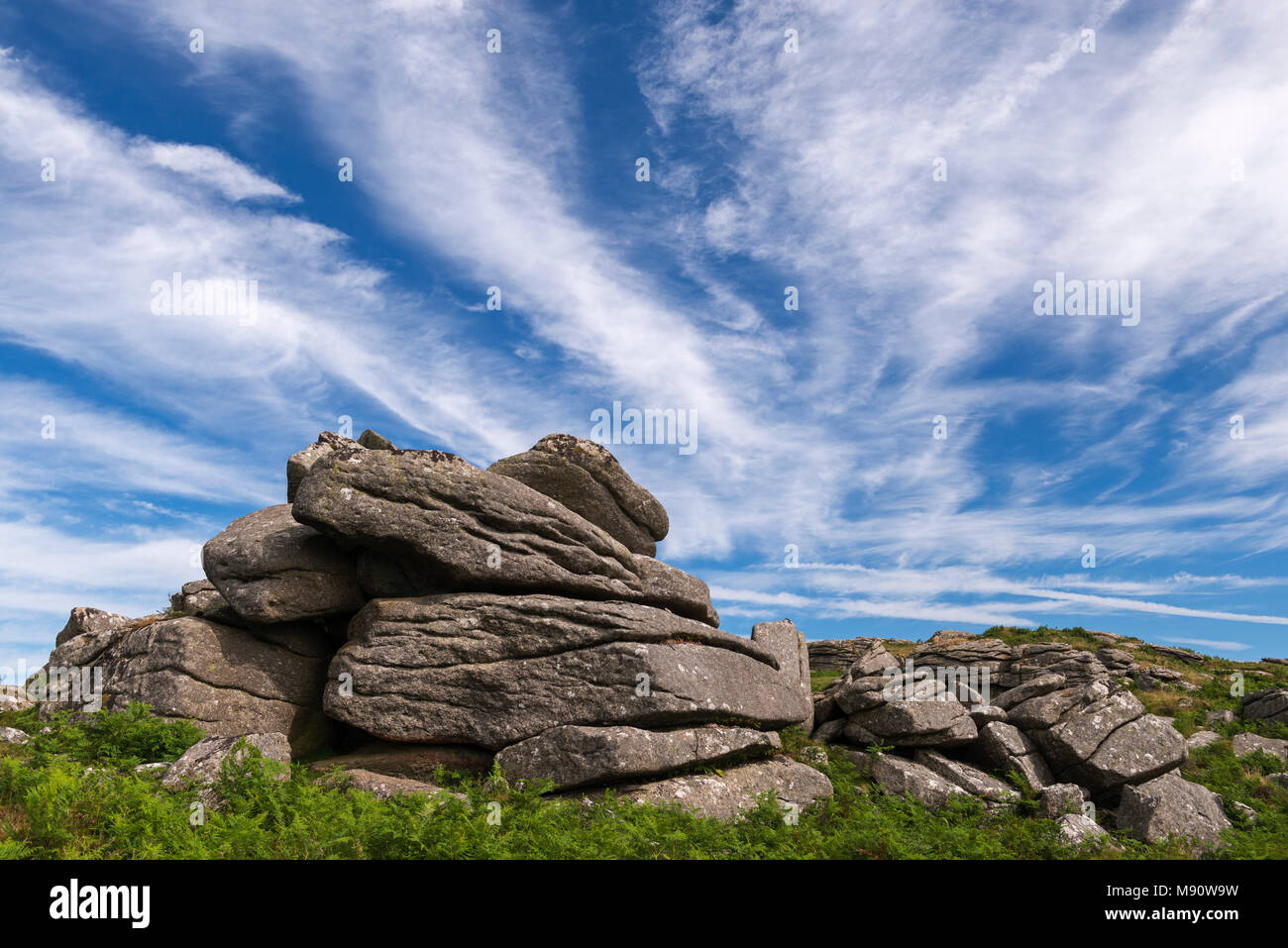 Granit Felsen in der Nähe von Sattel Tor im Nationalpark Dartmoor, Devon, England. Sommer (Juli) 2017. Stockfoto