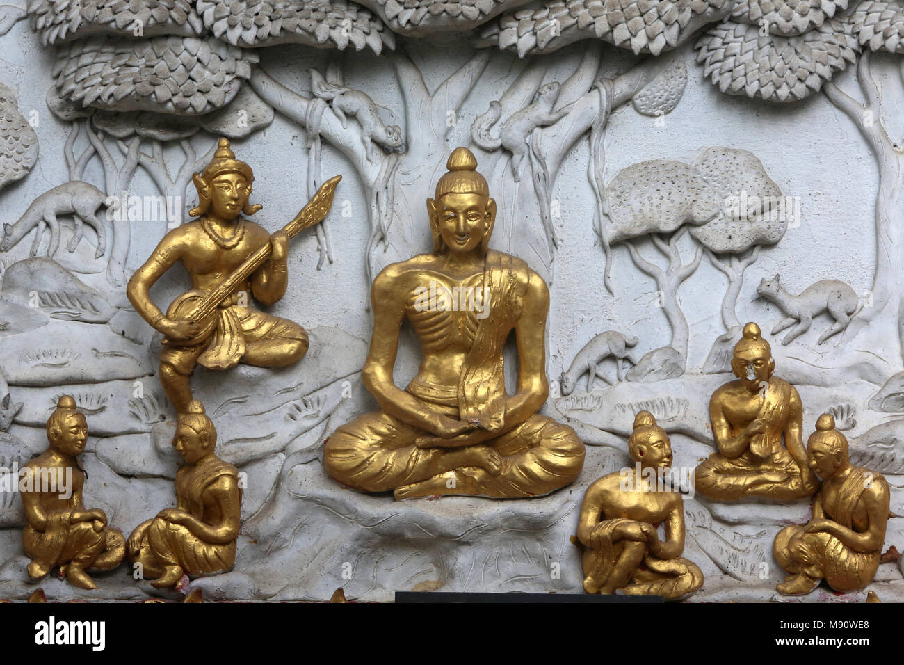 Relief zeigt eine Szene aus dem Leben des Buddha im Wat Chai Mongkhon, Chiang Mai. Buddha als ein Asket. Thailand Stockfoto
