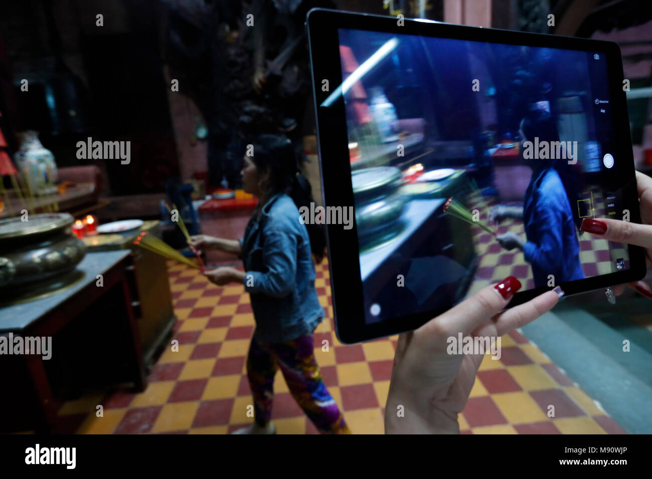 Die Frau mit dem Ipad Tablet, ein Foto zu machen. Taoistische Tempel. Kaiser Jade Pagode (Chua Phuoc Hai). Die Frau mit dem Ipad Tablet Fotografien von zu nehmen c Stockfoto