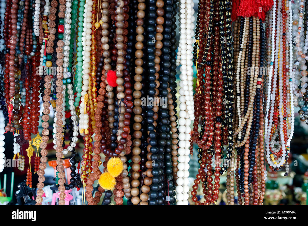 Truc Lam buddhistischer Tempel. Verschiedene buddhistische religiöse Merchandise Artikel zum Verkauf. Gebet Perlen oder Malas. Dalat. Vietnam. Stockfoto