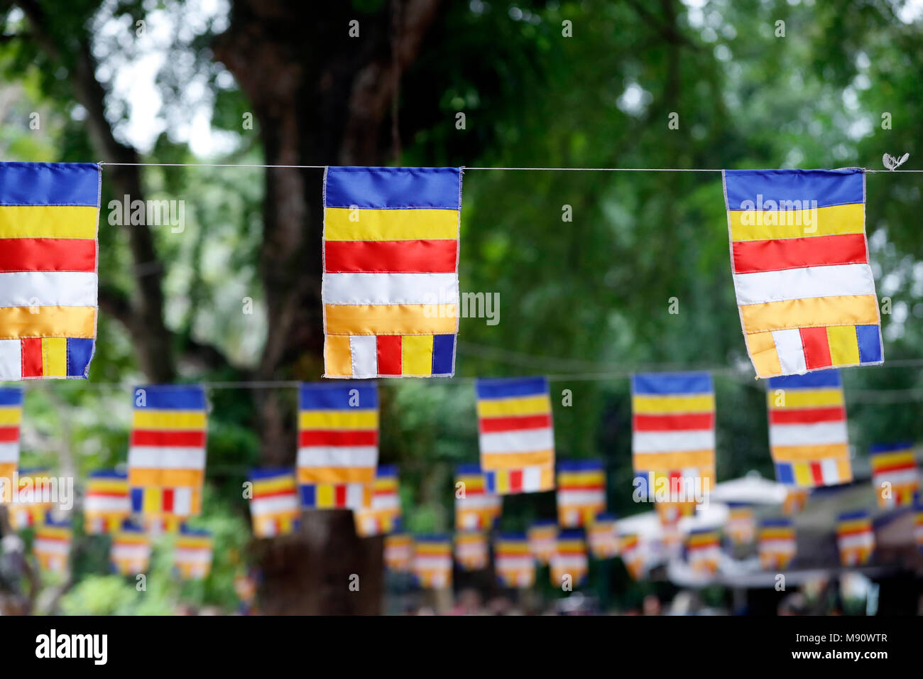 Die Buddhistische Flagge ist ein Flag im späten 19. Jahrhundert entworfen, um zu symbolisieren, und universell Buddhismus dar. Hanoi. Vietnam. Stockfoto