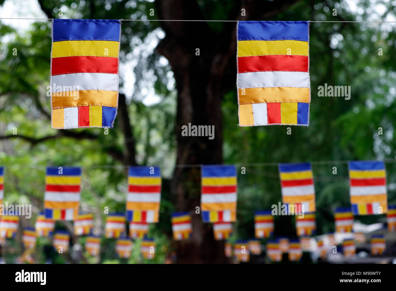 Die Buddhistische Flagge ist ein Flag im späten 19. Jahrhundert entworfen, um zu symbolisieren, und universell Buddhismus dar. Hanoi. Vietnam. Stockfoto