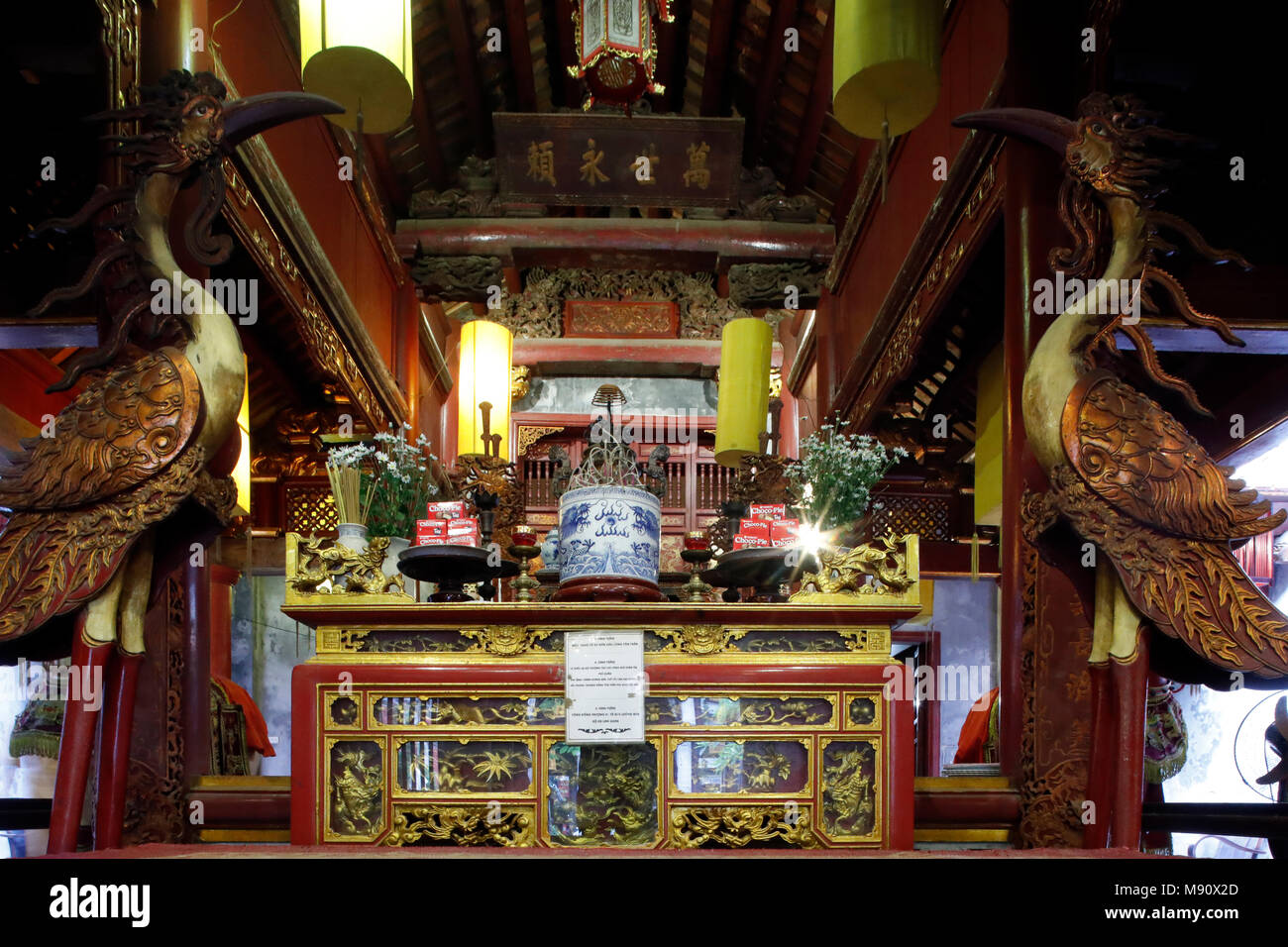 Chinesischer Tempel. Hauptaltar mit zwei Phoenix. Hanoi. Vietnam. Stockfoto