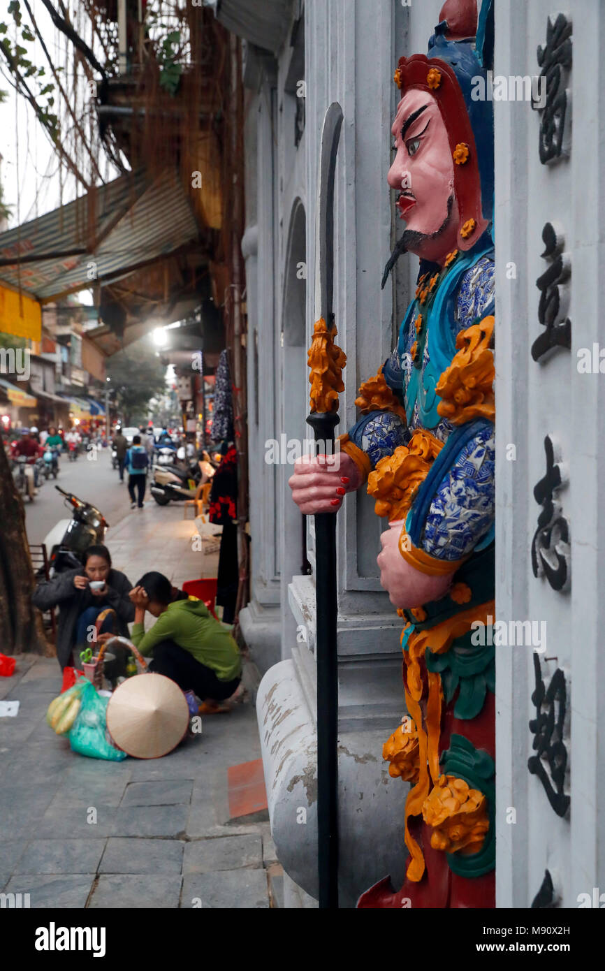 Cau Dong chinesischen buddhistischen Tempel. Guardian Statue. Hanoi. Vietnam. Stockfoto