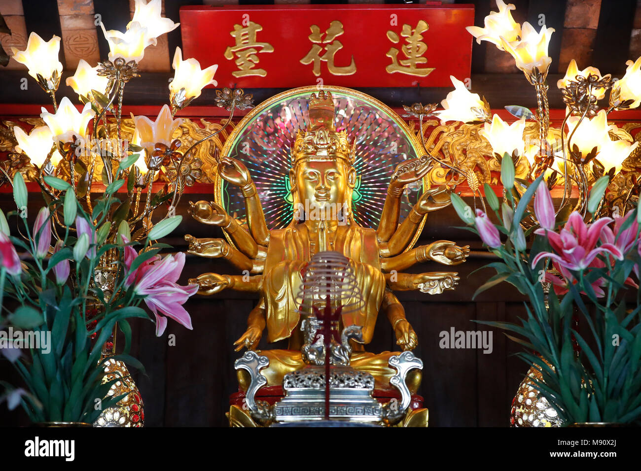 Eine pilar Pagode. Quan Am, Göttin der Barmherzigkeit, Statue des Bodhisattva Avalokitesvara. Hanoi. Vietnam. Stockfoto