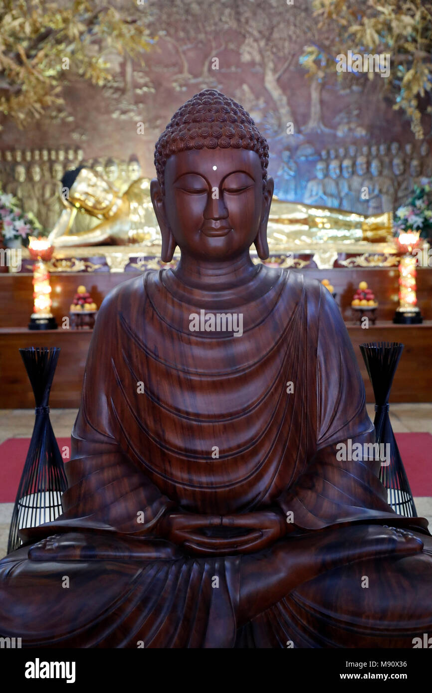 Minh Dang Quang buddhistischer Tempel. Holz- Buddha Statue. Der Kopf mit dem dritten Auge. Ho Chi Minh City. Vietnam. Stockfoto