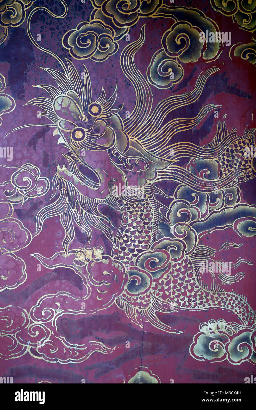 Der Tempel der Literatur ist konfuzianische Tempel, war früher ein Zentrum des Lernens in Hanoi. Eingangstor. Drache auf eine Tür. Hanoi. Vietnam. Stockfoto