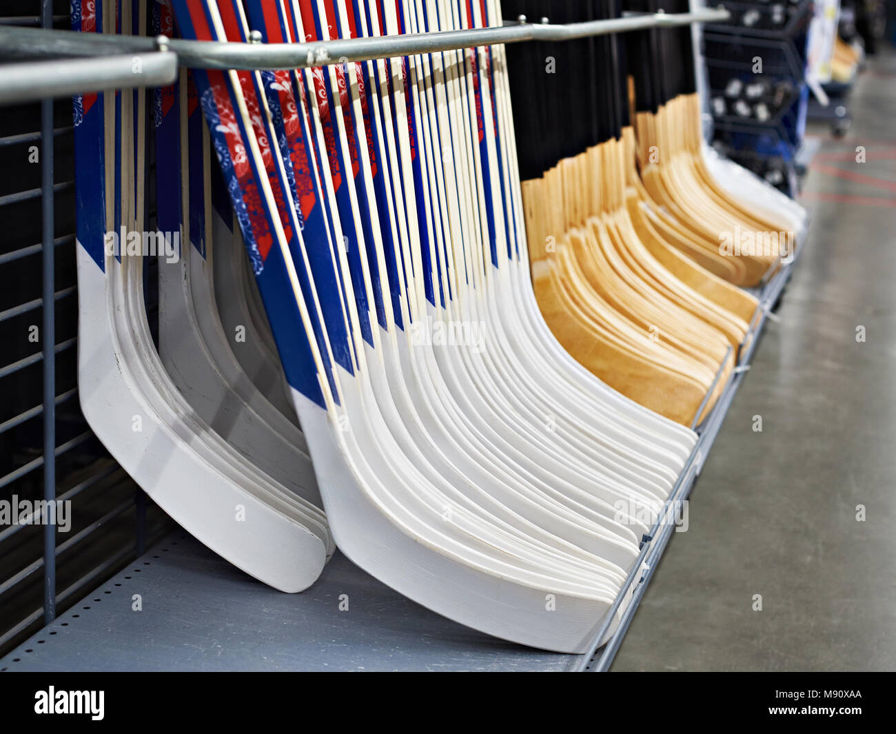 Hockey Sticks in ein Sportgeschäft Stockfoto