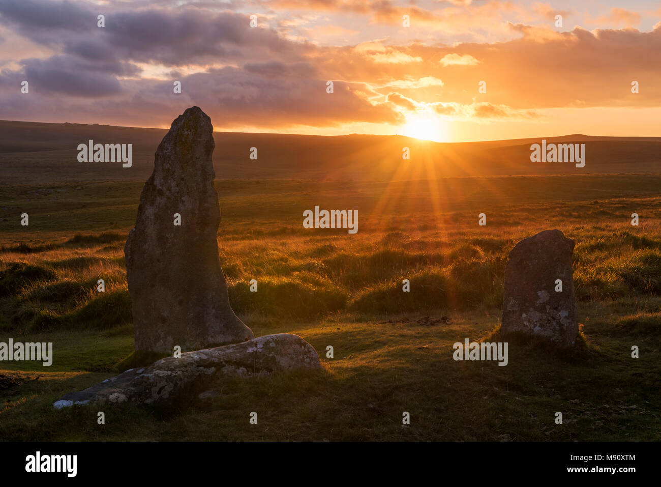 Sonnenuntergang über der megalithischen standing stones von Scorhill Steinkreis, Dartmoor, Devon, England. Sommer (August) 2017. Stockfoto