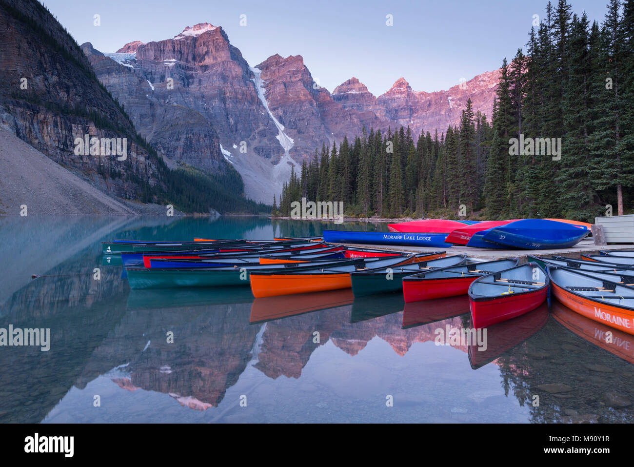 Kanus auf Moraine Lake im Morgengrauen in die kanadischen Rocky Mountains, Banff National Park, Alberta, Kanada. Herbst (September) 2017. Stockfoto