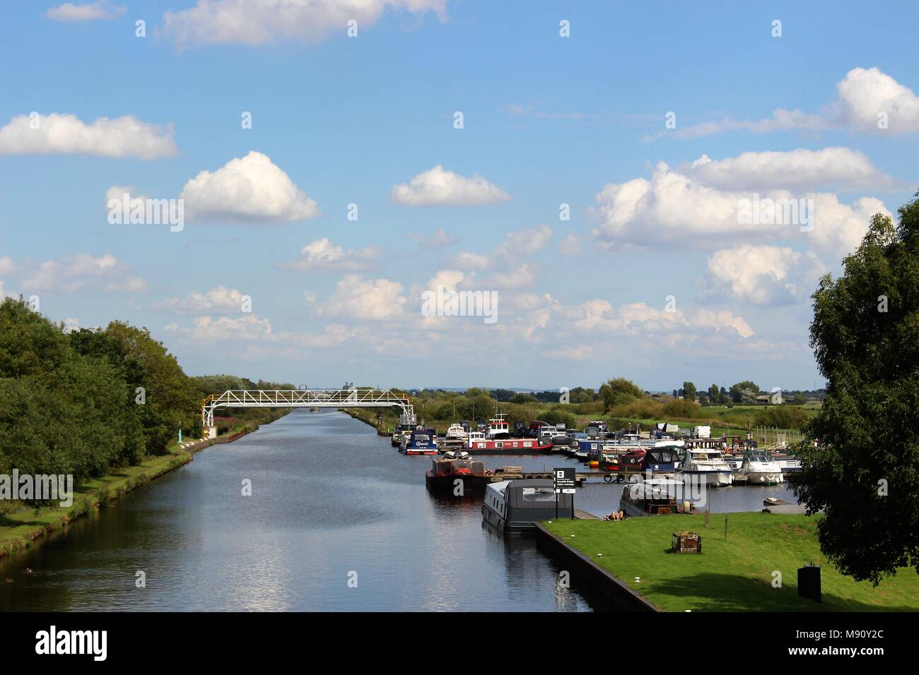 Boote auf dem Kanal Sommer mit blauem Himmel und Wolken, Yorkshire, Großbritannien Stockfoto